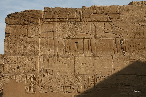011_facade mur est cour avant le Xe pylône horemheb et toutankhamon 10